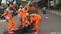 Pasukan Oranye Bersihkan Sampah Sisa Demo