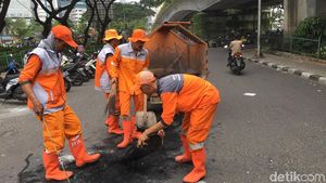 Pasukan Oranye Bersihkan Sampah Sisa Demo