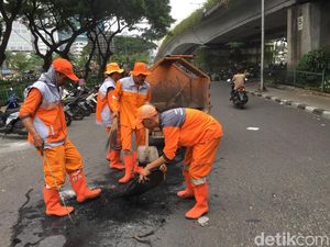 Pasukan Oranye Bersihkan Sampah Sisa Demo