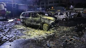 Foto: Mobil-mobil yang Terbakar di Asrama Brimob Petamburan