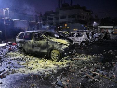Foto: Mobil-mobil yang Terbakar di Asrama Brimob Petamburan