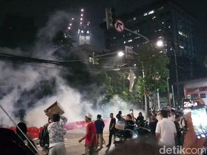 Dipukul Mundur dari Bawaslu, Massa Pendemo Serang Aparat dengan Kembang Api