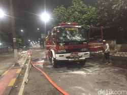 Petugas Evakuasi Mobil Damkar di Slipi yang Sempat Dibajak Massa