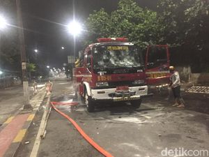 Petugas Evakuasi Mobil Damkar di Slipi yang Sempat Dibajak Massa Petugas Evakuasi Mobil Damkar di Slipi yang Sempat Dibajak Massa