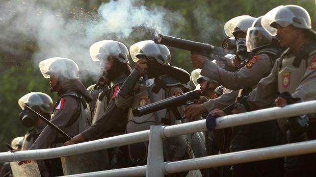 Sisa Gas Air Mata Ganggu Pengendara di Kemanggisan Utama