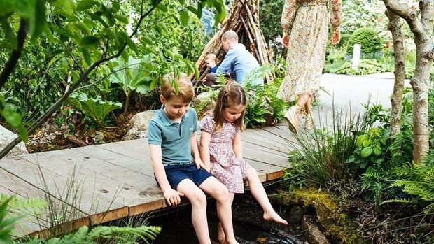Pangeran George dan Putri Charlotte bermain di taman rancangan Kate Middleton