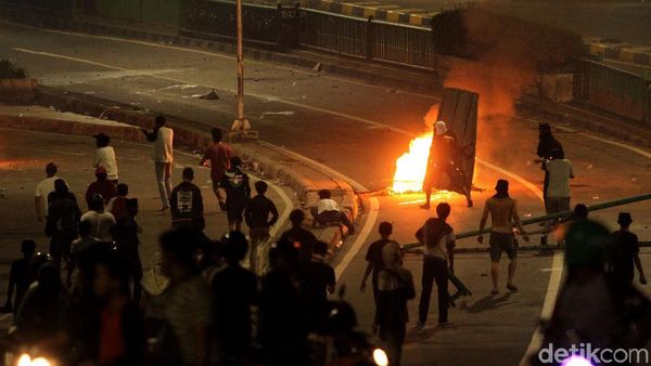 Potret Rusuh Massa di Tanah Abang Hingga Pagi Menjelang