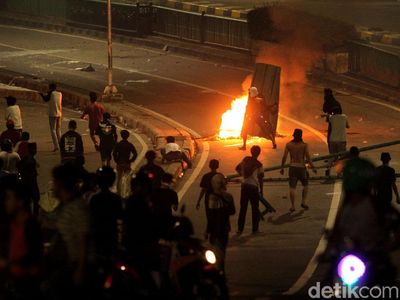 Potret Rusuh Massa di Tanah Abang Hingga Pagi Menjelang
