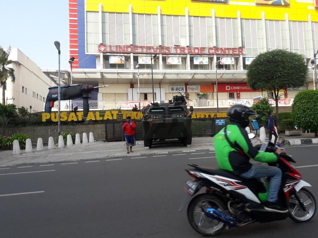 1 Unit Panser Siaga di Kawasan Glodok, Sejumlah Toko Tutup 1 Unit Panser Siaga di Kawasan Glodok, Sejumlah Toko Tutup