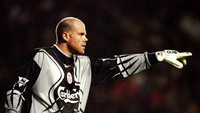 Pemain Amerika Serikat pertama yang berkarier di Premier League adalah Brad Friedel saat dibeli Liverpool pada 1997. Kariernya tidak sukses namun Friedel mengangkat nama bersama Blackburn Rovers, Tottenham Hotspur, dan Aston Villa. (David Rogers/Getty Images)