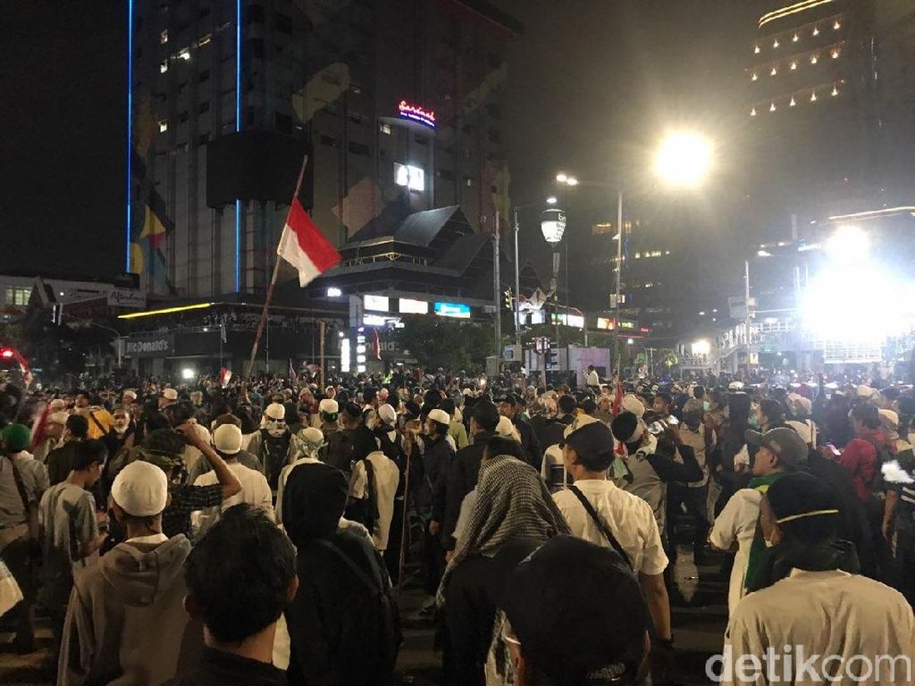 Fadli Zon-Neno Warisman Naik ke Mobil Komando di Depan Bawaslu Fadli Zon-Neno Warisman Naik ke Mobil Komando di Depan Bawaslu