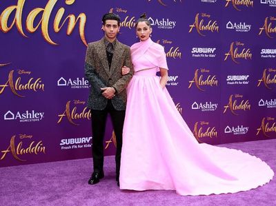 5 Gaya Stylish Naomi Scott, Si Putri Jasmine di Premier Film Aladdin