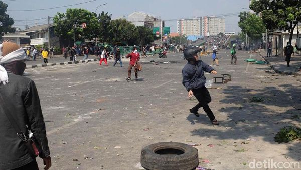 Kondisi Terkini Bentrokan Massa di Jalan Jati Baru