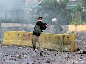 Rusuh Tanah Abang: Massa Lempari Batu, Polisi Tembakkan Gas Air Mata