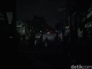TNI Turun Tangan Minta Massa Rusuh di Asrama Brimob Petamburan Bubar TNI Turun Tangan Minta Massa Rusuh di Asrama Brimob Petamburan Bubar
