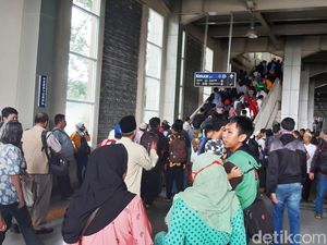 KRL Tak Sampai Palmerah dan Tanah Abang, Stasiun Kebayoran Padat KRL Tak Sampai Palmerah dan Tanah Abang, Stasiun Kebayoran Padat