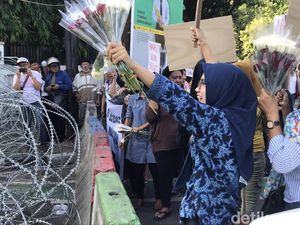 Emak-emak Bagikan Mawar di Depan KPU, Minta Warga Tak Terprovokasi