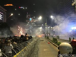 Massa Kembali Lempari Polisi, Api Muncul Lagi di Depan Bawaslu Massa Kembali Lempari Polisi, Api Muncul Lagi di Depan Bawaslu
