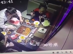 Mesin Pemanas Hot Pot Meledak, Wajah hingga Dada Pelayan Ini Terkena Kuah Panas