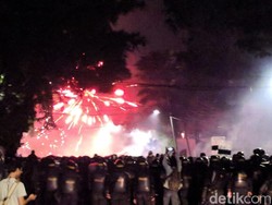 Jl Wahid Hasyim Jakpus Masih Mencekam, Massa Lempar Batu dan Bakar Barang