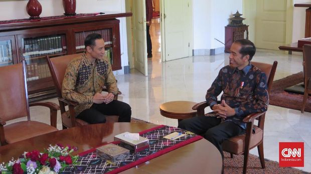 Presiden Jokowi saat bertemu Komandan Kogasma Demokrat Agus Harimurti Yudhoyono (AHY) di Istana Kepresidenan Bogor, Rabu (22/5).