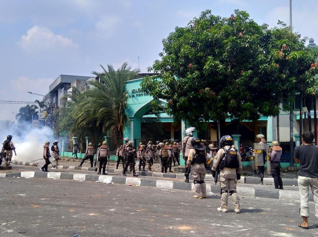 Dibubarkan Polisi, Sebagian Massa di Petamburan Lari ke Masjid