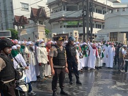 Polisi: 2 Bus Brimob Dibakar Massa di Slipi Saat Sedang Ditinggal