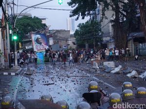 Massa di Slipi Kembali Lempari Batu ke Polisi