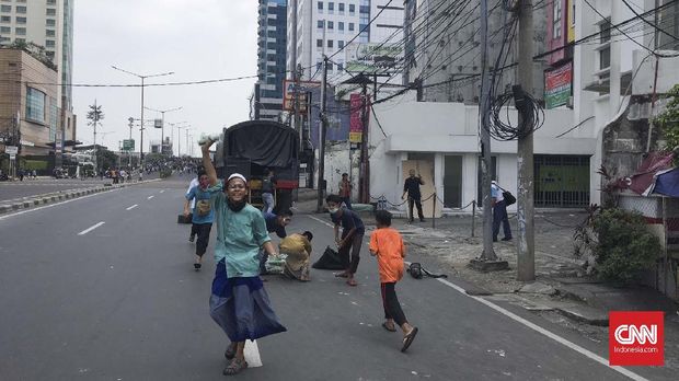 Massa masih menguasai Jalan Brigjen Katamso. (