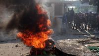 Massa Juga Gelar Aksi Bakar-bakar di Tengah Jalan