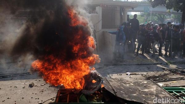 Massa Juga Gelar Aksi Bakar-bakar di Tengah Jalan