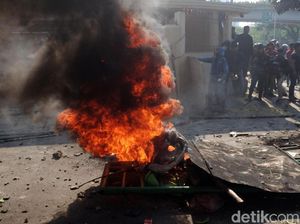 Massa Juga Gelar Aksi Bakar-bakar di Tengah Jalan