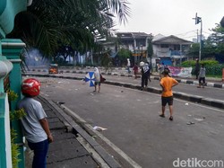 Petamburan Panas Lagi, Lemparan Batu Massa Dibalas Tembakan Gas Air Mata