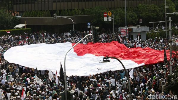 Bendera Merah Putih Raksasa Dibentangkan Massa Aksi 22 Mei