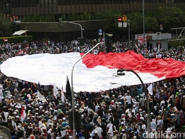 Bendera Merah Putih Raksasa Dibentangkan Massa Aksi 22 Mei