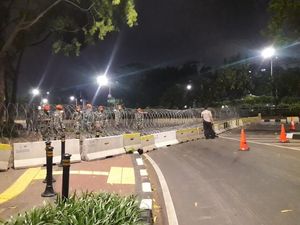 Ditutup Kawat Berduri, Lalin di Gatot Subroto Arah DPR Belum Dibuka Ditutup Kawat Berduri, Lalin di Gatot Subroto Arah DPR Belum Dibuka