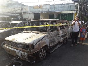 Cerita Warga Saat Sejumlah Mobil di Asrama Brimob Dibakar Massa Cerita Warga Saat Sejumlah Mobil di Asrama Brimob Dibakar Massa