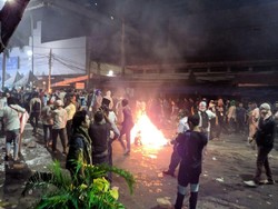 Rusuh Melebar ke Jalan Wahid Hasyim, Api Muncul di Sejumlah Titik