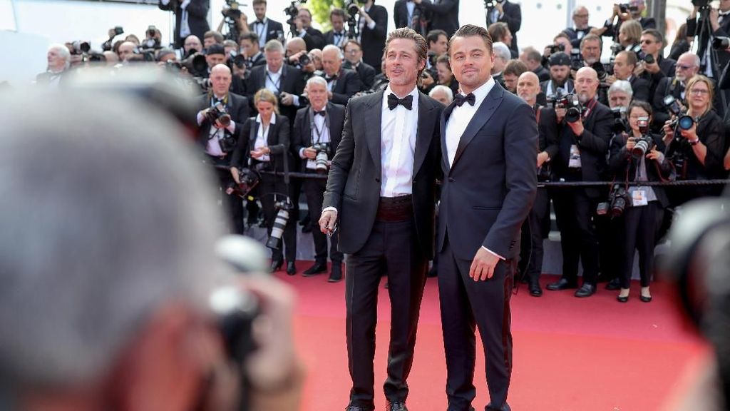 Brad Pitt dan Leonardo DiCaprio Kompak Bertuksedo, Siapa Paling Tampan?