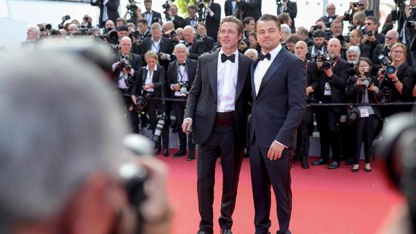 Brad Pitt dan Leonardo DiCaprio Kompak Bertuksedo, Siapa Paling Tampan?