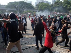 Video Bentrok Polisi-Massa di Daerah Petamburan