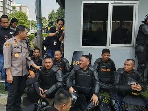 Pantau Demo di Bawaslu, Wakabareskrim Semangati Polisi yang Berjaga Pantau Demo di Bawaslu, Wakabareskrim Semangati Polisi yang Berjaga