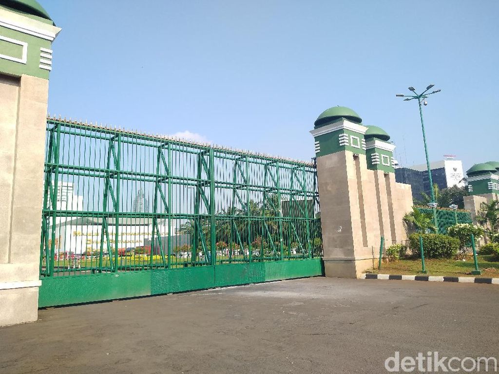 Pagar Digembok Saat Aksi 22 Mei, Begini Suasana di Gedung DPR Pagi Ini Pagar Digembok Saat Aksi 22 Mei, Begini Suasana di Gedung DPR Pagi Ini