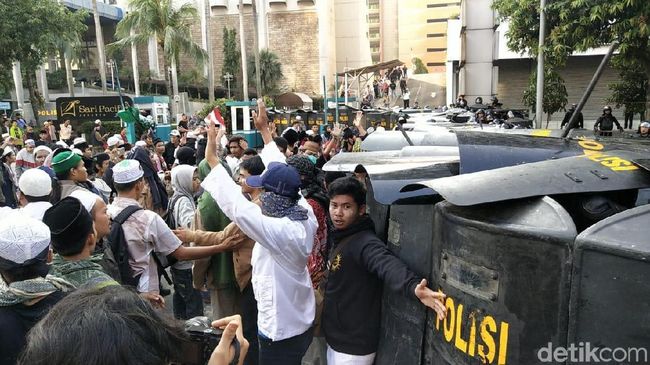 Berita Pagi-pagi, Massa di Bawaslu Sempat Lempar Batu ke Arah Polisi Minggu 16 Juni 2019 Berita Pagi-pagi, Massa di Bawaslu Sempat Lempar Batu ke Arah Polisi Minggu 16 Juni 2019