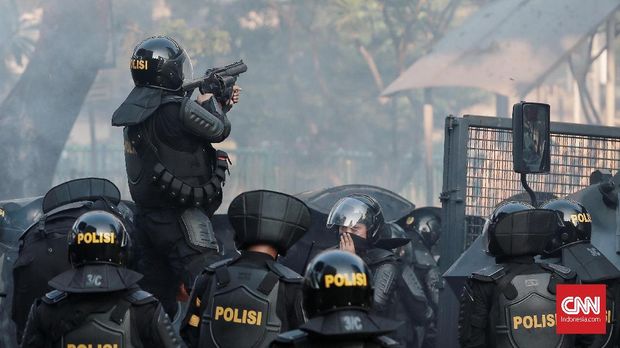 Aparat menembakkan gas air mata di Tanah Abang.