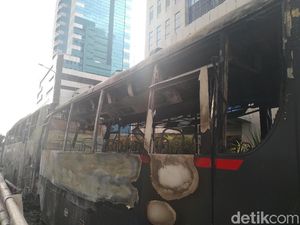 Kapolda Cek 2 Bus Brimob yang Dibakar Massa di Slipi Kapolda Cek 2 Bus Brimob yang Dibakar Massa di Slipi