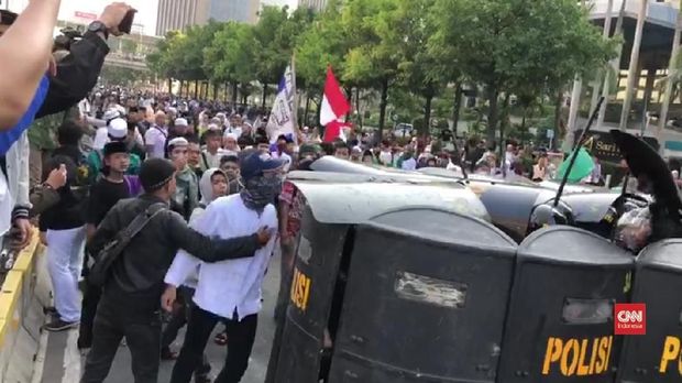Massa sempat memicu kerusuhan dalam demo di bawaslu, Rabu (22/5) pagi.