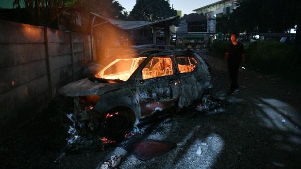 Ilustrasi mobil terbakar. Pelaku membakar mobil yang berisi dua korban untuk menghilangkan jejak pembunuhan.