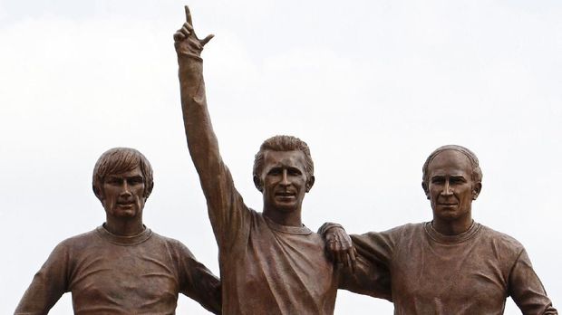 George Best (kiri) dikenang sebagai United Trinity bersama