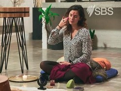 Wanita Ini Balurkan Darah Haid ke Wajah Sampai Bibir untuk Atasi Nyeri